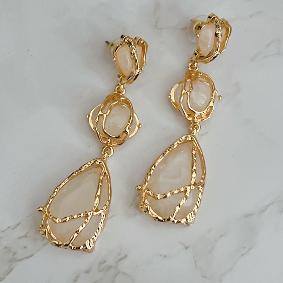 jewelry expo Jewelry - Gold plated lucite crystal dangle 3” earrings 🌟